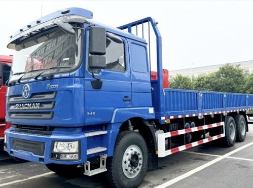 شاحنة نقل شاكمان زرقاء